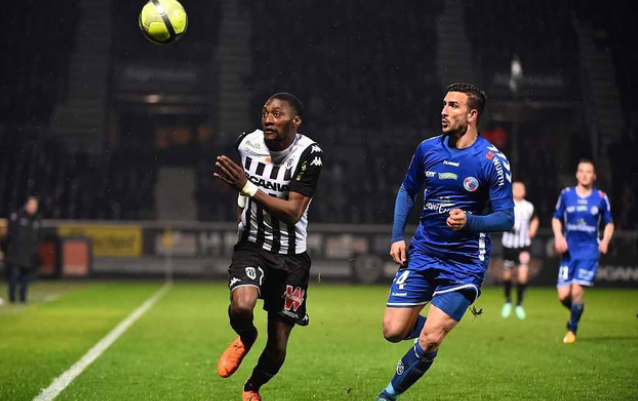 在禁区前位 在禁区前位